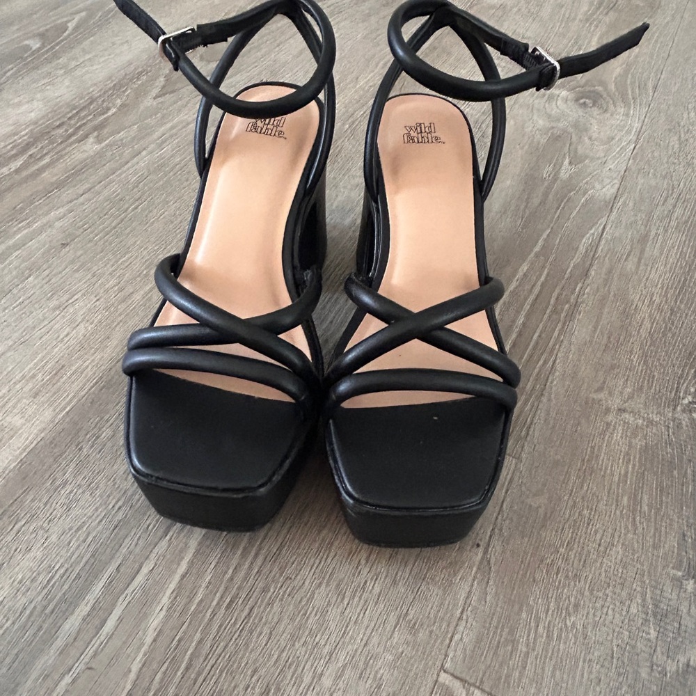 Yuu Black Strappy Women's Sandals